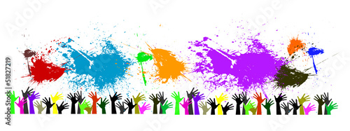 gruppo di mani alzate con macchie di colori