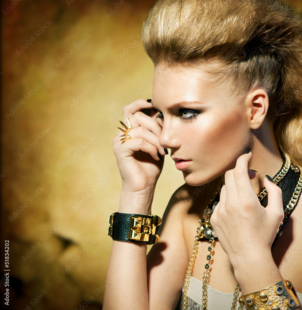 Obraz premium Moda Rocker Style Model Dziewczyna Portret. Sepia stonowana