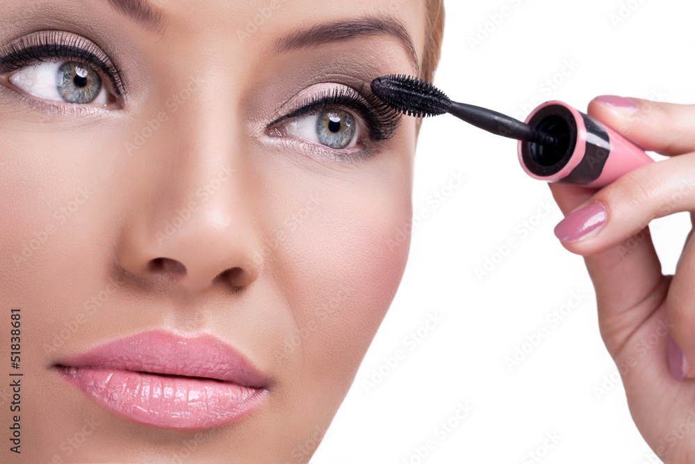Make-up, applying mascara