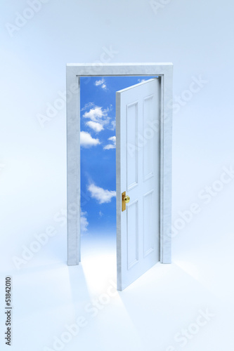 白いミニチュアの扉と青空