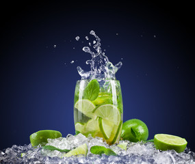 Küchenrückwand glas motiv Spritzendes Wasser Mojito-Getränk mit Spritzer  © Jag_cz