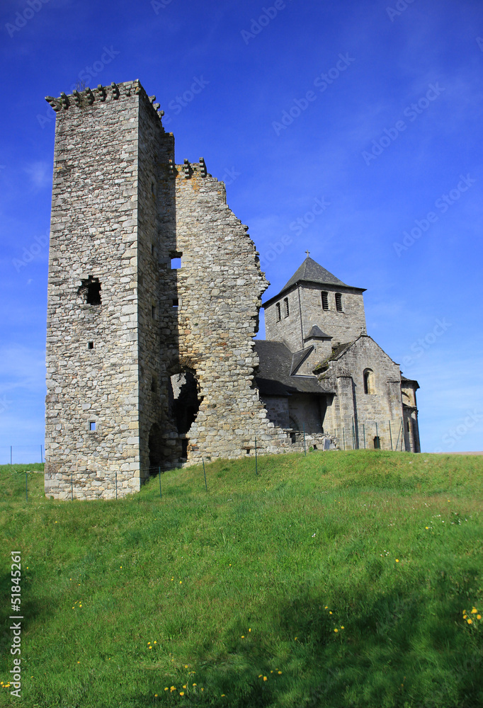 Eglise et ruines du château de Cornil (Corrèze) Eglise et ruines du château de Cornil (Corrèze)