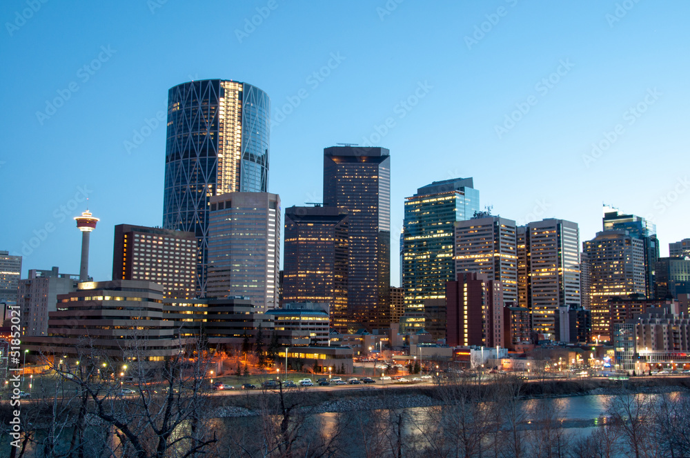 Fototapeta premium Calgary skyline o zmierzchu, z dziobem na pierwszym planie.