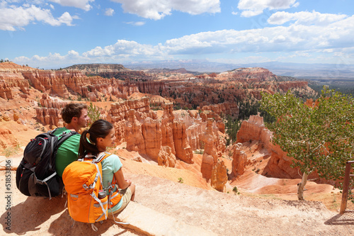 Stampa su tela Hikers in Bryce Canyon resting enjoying view