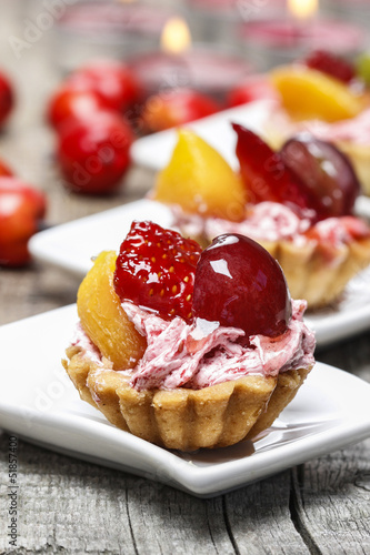 Cupcakes filled with fresh fruits