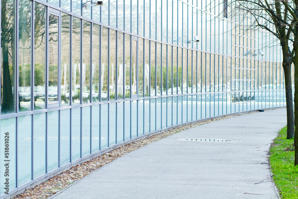 Obraz premium sidewalk next to the building