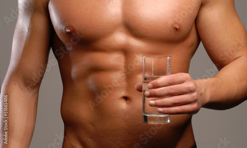 Photos Hombre musculoso sujetando un vaso de agua.beber agua.