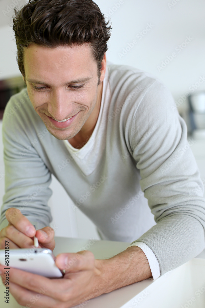 Man taking note on smartphone