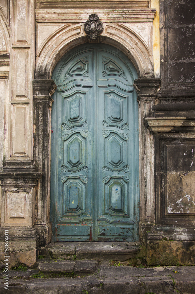 Puerta de iglesia antigua colonial de madera verde, vintage.