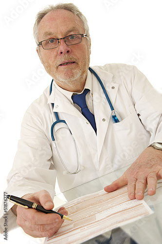 Médecin remplissant une feuille maladie, photo