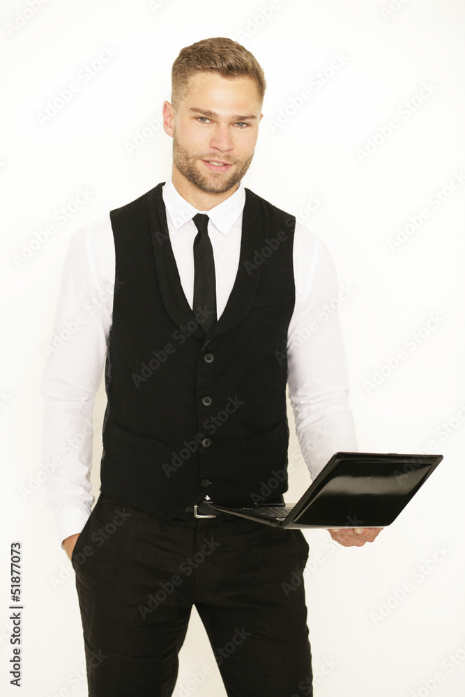 junger Mann mit Laptop