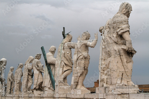 Le Christ et les Apôtres sur le toit de St.Pierre de Rome