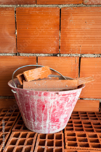 Masonry Bucket on hollow bricks © rigamondis