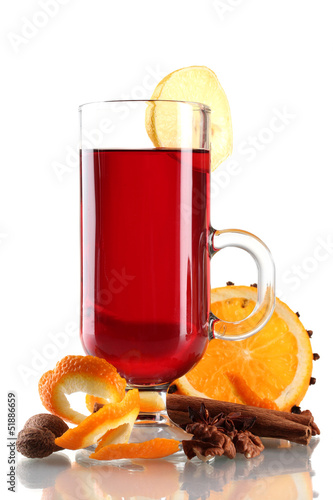 Foto mulled wine in the glass, spice and orange isolated on white