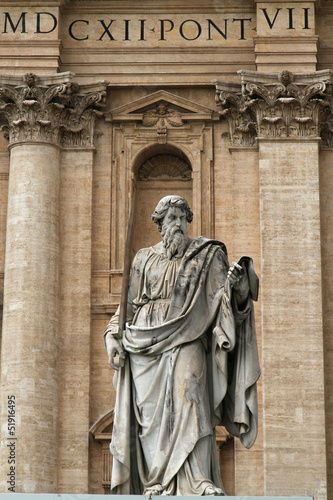 Une statue devant la façade de la Basilique St-Pierre