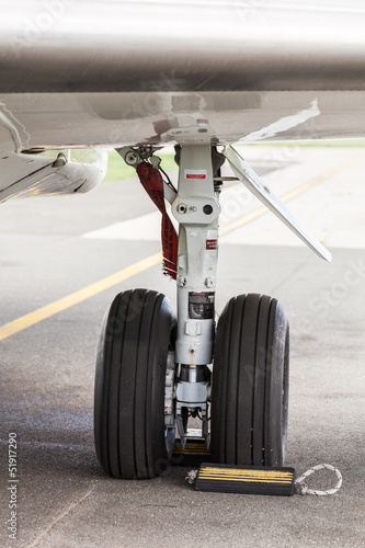 Wing landing gear of a commercial airplane