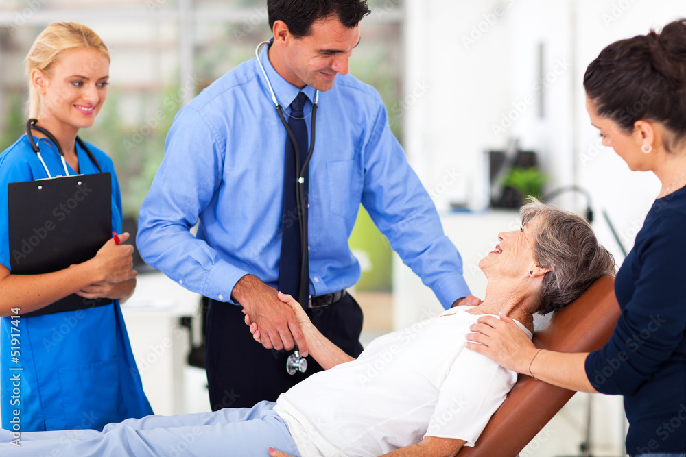 Obraz premium male doctor greeting senior patient before checkup