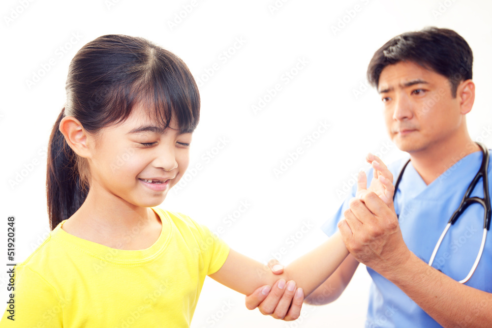 診療中の真剣な表情の医師 診療中の真剣な表情の医師