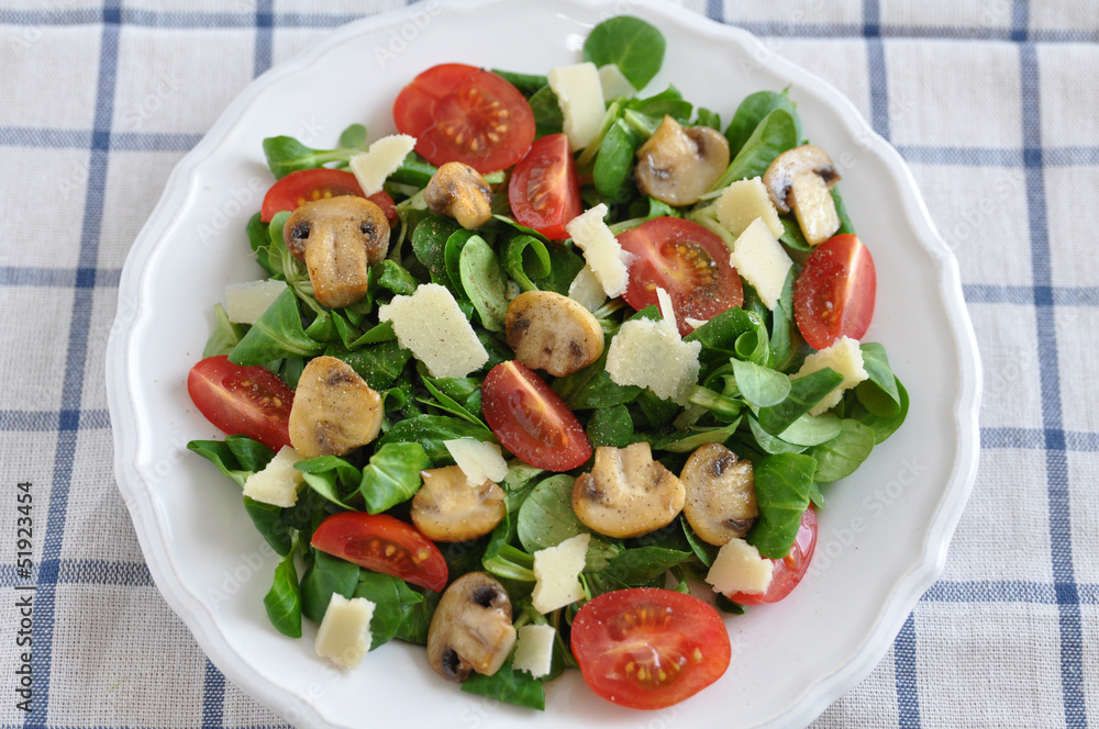 Salat mit gebratenen Champignons, Tomaten und Parmesan Salat mit gebratenen Champignons, Tomaten und Parmesan