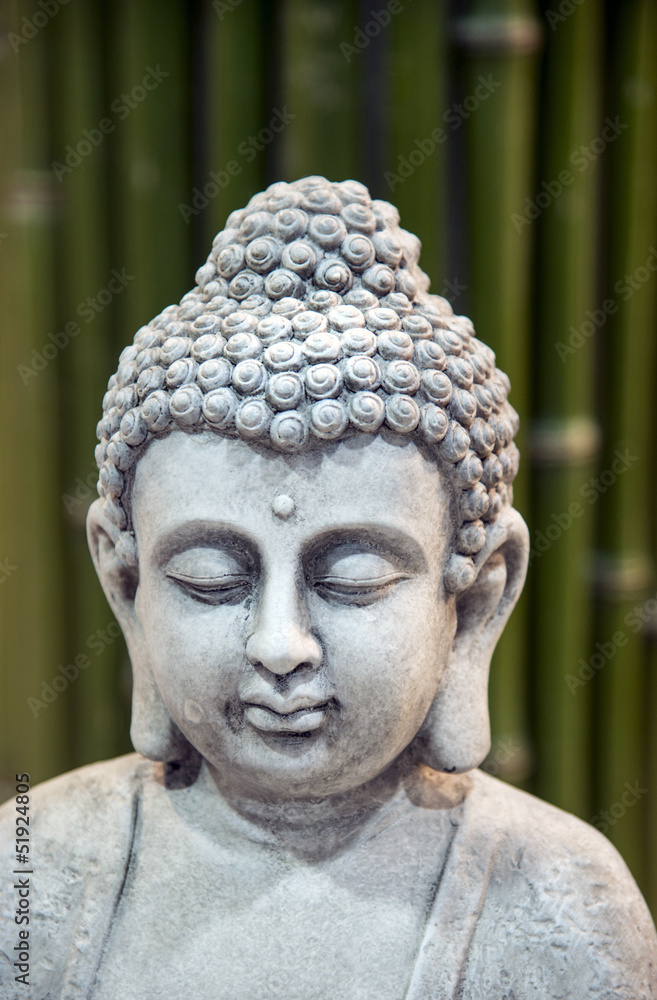 Buddhakopf vor Bambusmatten