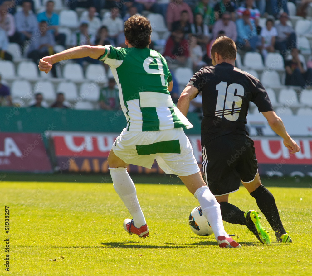 Jugadores de fútbol  jugando el balón