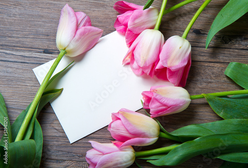 lettera bianca con tulipani photo