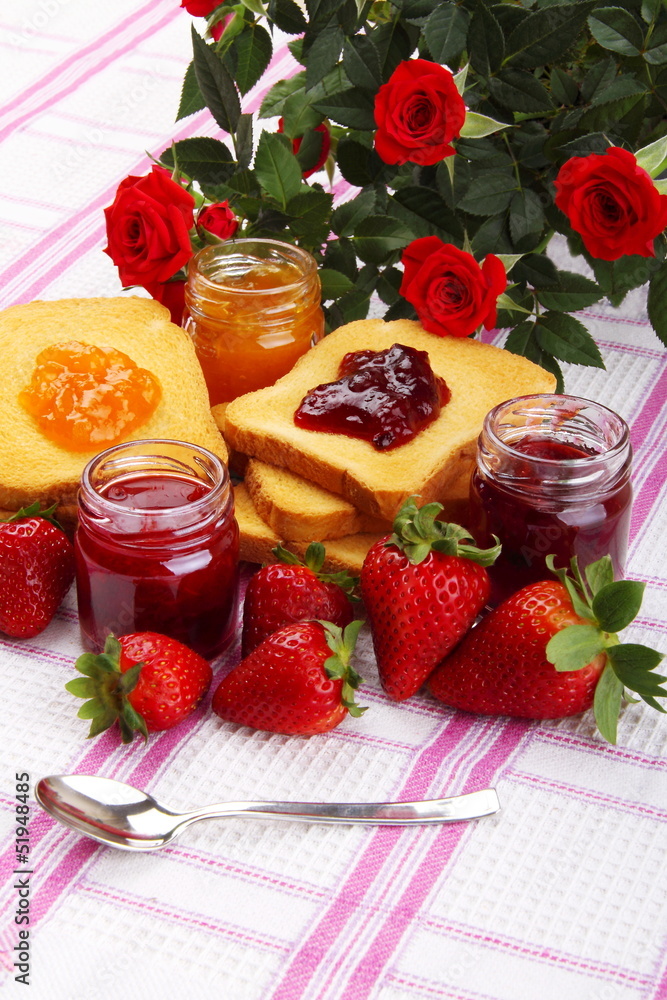 Rose rosse ,marmellata e fette biscottate Rose rosse ,marmellata e fette biscottate