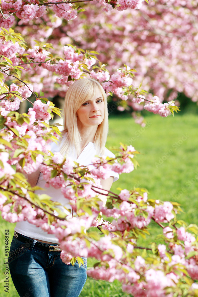 Fototapeta premium blond woman in the park