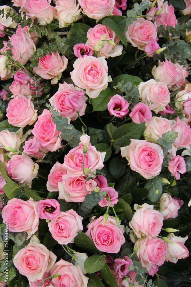 Pink wedding centerpiece: roses and eustoma Pink wedding centerpiece: roses and eustoma