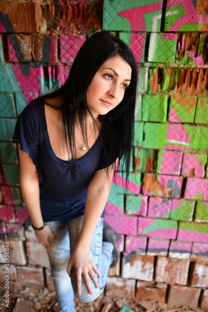 Naklejka premium woman with paint in wall