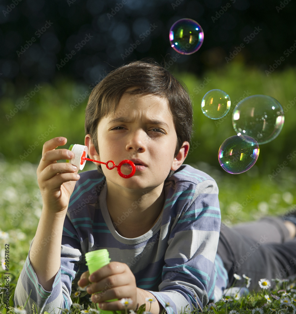 Enfant jouant à souffler des bulles de savon