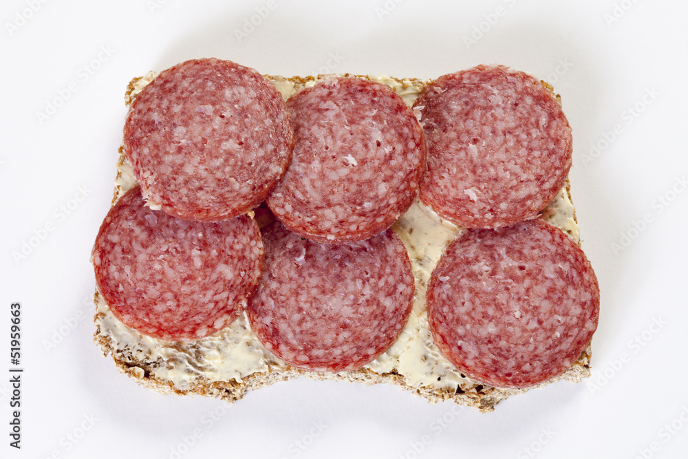 Brotscheibe mit Dauerwurstscheiben Brotscheibe mit Dauerwurstscheiben