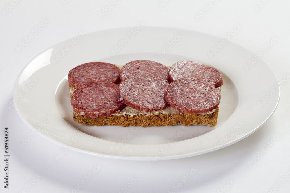 Teller Brotscheibe und Dauerwurstscheiben