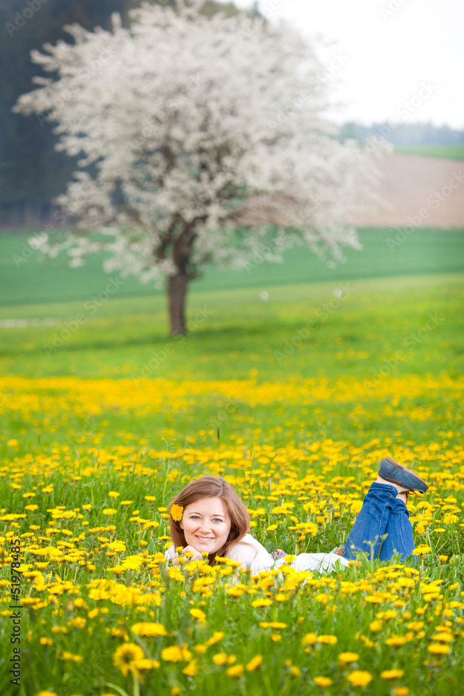  Glückliche Frau im blumefeld