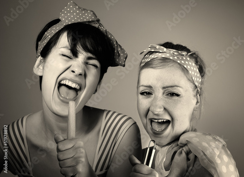 Obraz na płótnie Two women singing together. Karaoke, retro style. w salonie