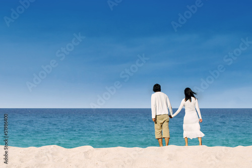 Couple enjoying honeymoon at the beach © Creativa Images