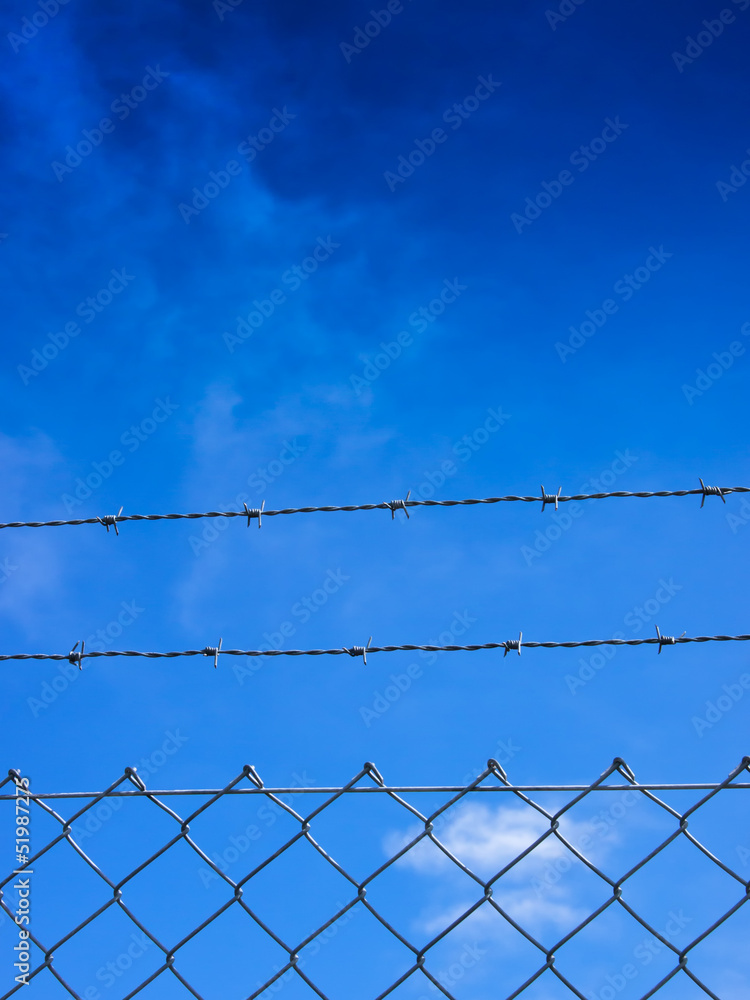 Maschendrahtzaun mit blauem Himmel 1 Maschendrahtzaun mit blauem Himmel 1