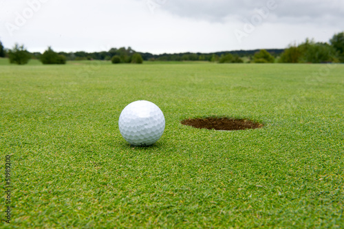 Golfball an Loch