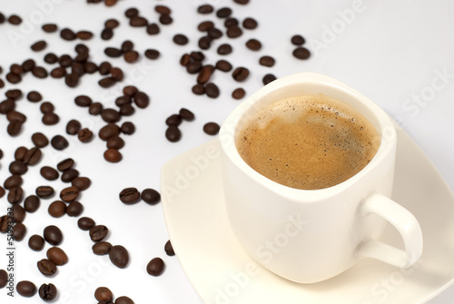 taza de cafe con granos cafetos naturales