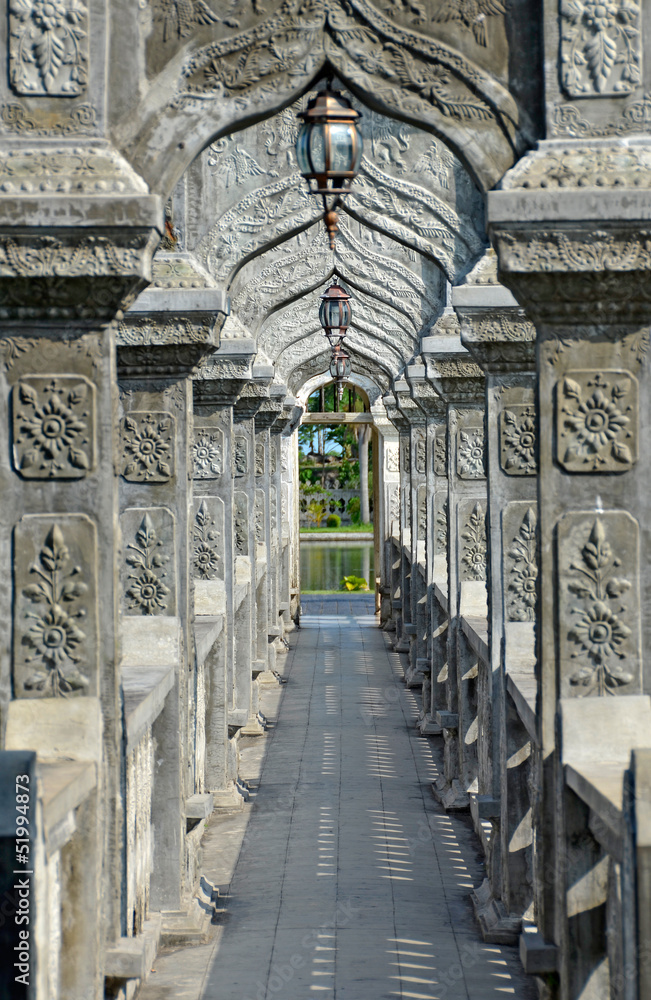 Naklejka premium Arch Walkway w Tirtagangga Taman Ujung Water Palace