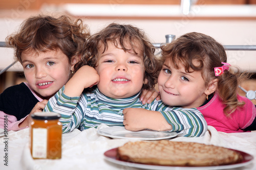 Foto Three sisters enjoying crepes.