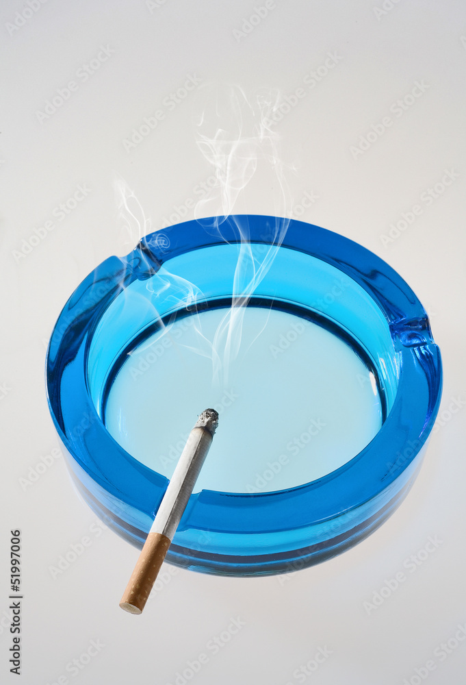 Aschenbecher und glimmende Zigarette Aschenbecher und glimmende Zigarette