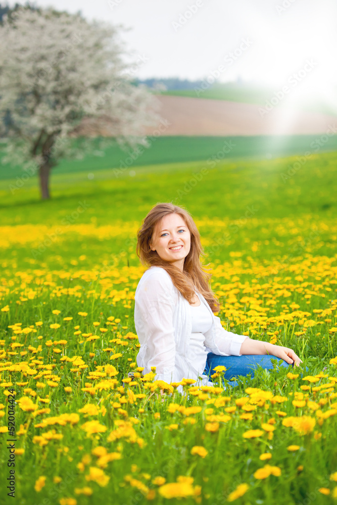 lachende frau im blumenfeld lachende frau im blumenfeld