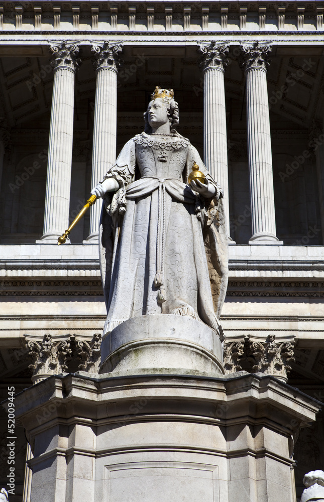 Obraz premium Queen Anne Statue infront of St. Paul's Cathedral