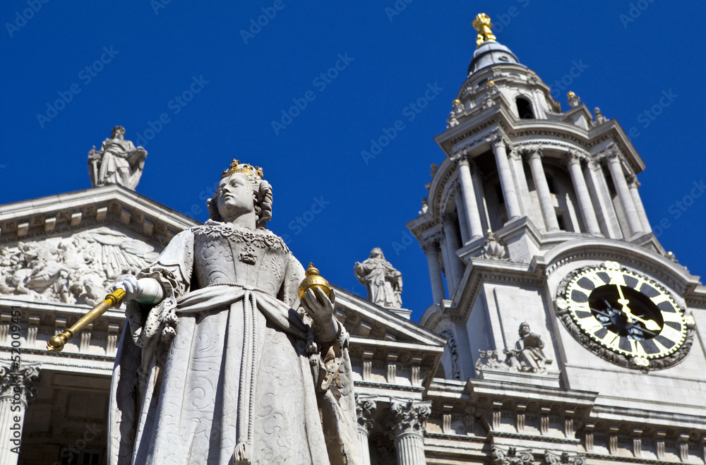 Obraz premium Queen Anne Statue infront of St. Paul's Cathedral