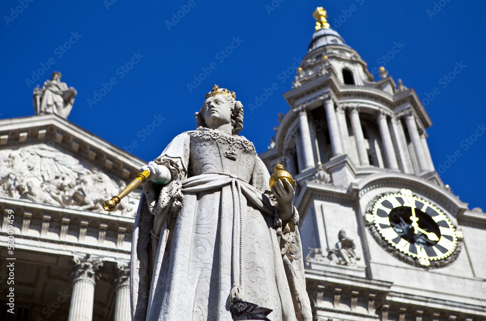 Queen Anne Statue infront of St. Paul's Cathedral