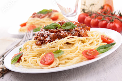 spaghetti and bolognese sauce