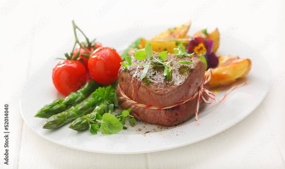 Fillet steak with asparagus and tomato Fillet steak with asparagus and tomato