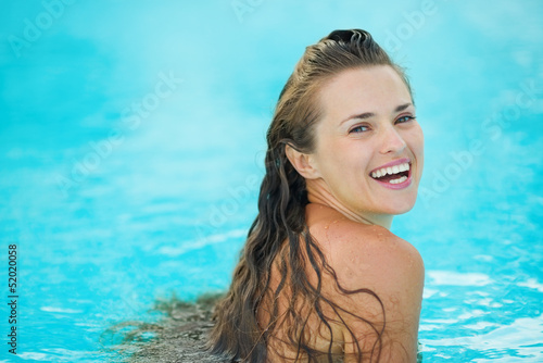 Portrait of happy young woman in pool © Alliance