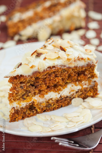 Carrot cake with almonds